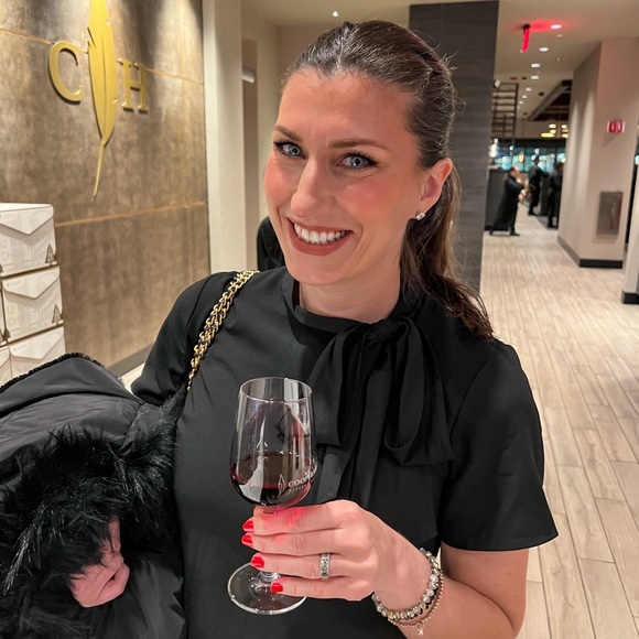 Meet Your Posher, Renata 👋🏽 - Picture 1 of 2